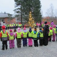 Adventtikuusen koristelu ja hartaus kirkon pihalla Adventtikuusen koristelu ja hartaus kirkon pihalla