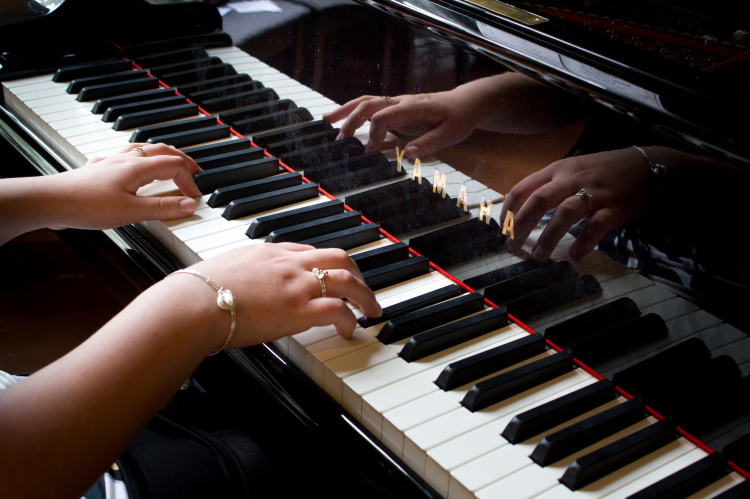 piano ja kädet