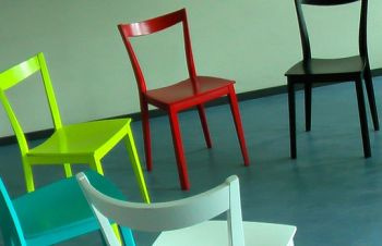 Eri värisiä tuoleja.