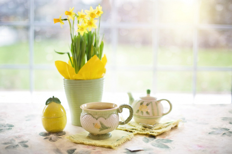 Narsissi ja kahvikuppi pöydällä