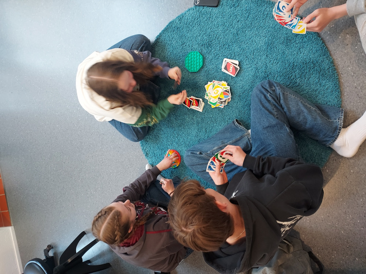 Nuoret pelaamassa Uno peliä