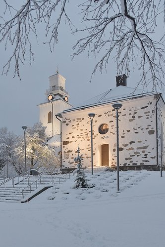 Talvimaisemassa Kuopion Tuomiokirkko