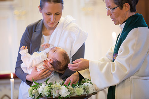 Kastetilaisuudessa lapsen nimi ilmoitetaan heti aluksi, jotta lasta voitaisiin puhutella kasteessa nimeltä.