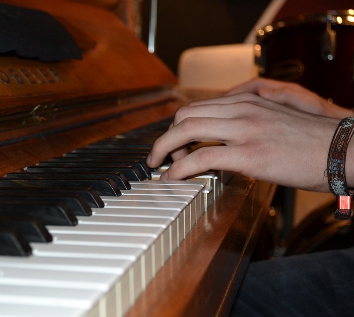 Kädet soittamassa pianoa