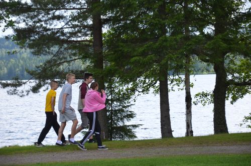 Nuoria kävelemässä rannalla