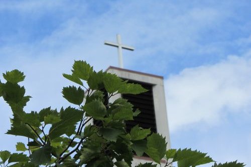 Puijon kirkon kirkon torni ja koivun lehdet