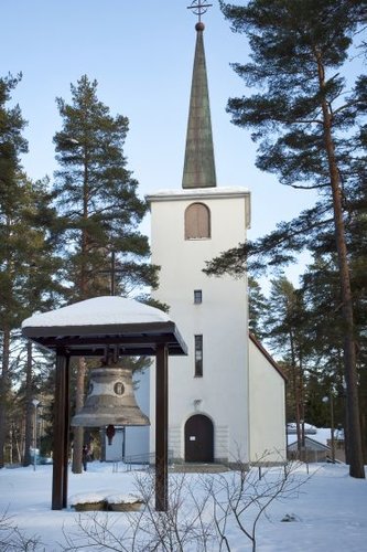 Riistaveden kirkko talvella.