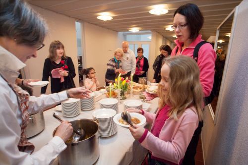 Ruokailu Pyhän Johanneksen kirkon perhetapahtumassa