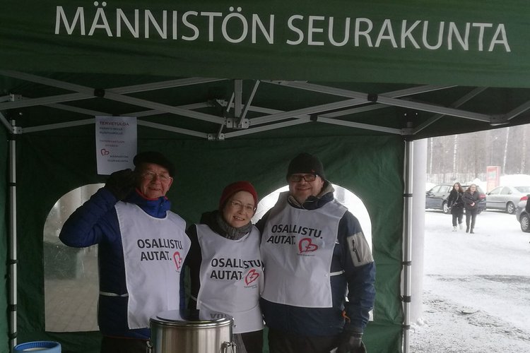 Seurakunnan työntekijöitä ja vapaaehtoisia Yhteisvastuutalkoissa jakamassa puuroa.