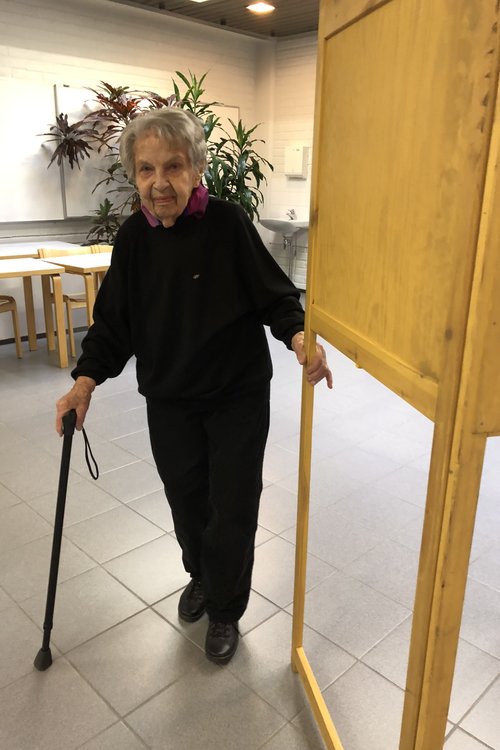 kuvassa Alma Wetzell äänestyspaikalla