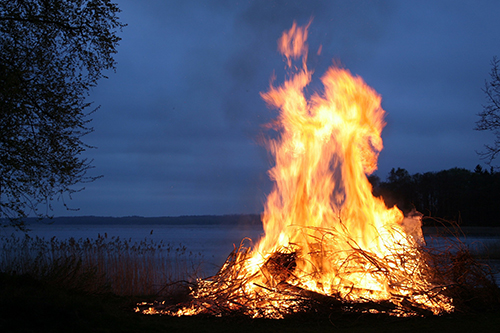Juhannuskokko ja hämärtyvä ilta.