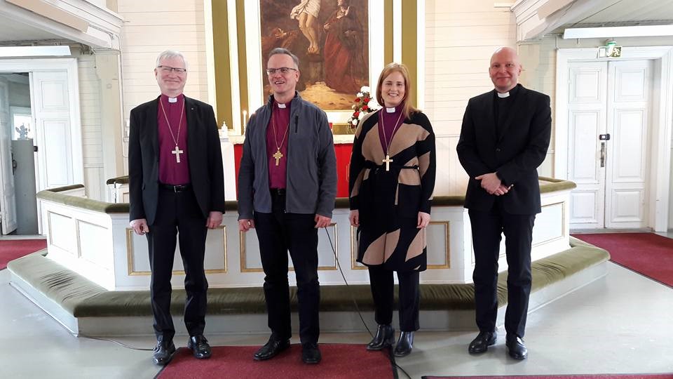 Kirkkohallituksen väki vierailulla Tuusniemen kirkossa. Arkkipiispa Tapio Luoma, piispa Seppo Häkkinen, piispa Mari Leppänen ja kirkkoherra Juha Hagman.