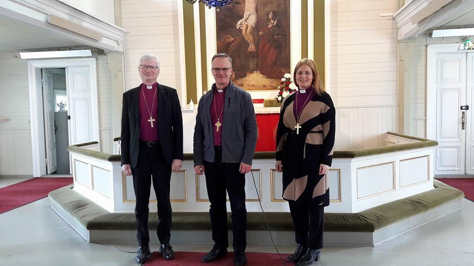 Piispa Seppo Häkkinen, arkkipiispa Tapio Luoma ja piispa Mari Leppänen Tuusniemen kirkossa.