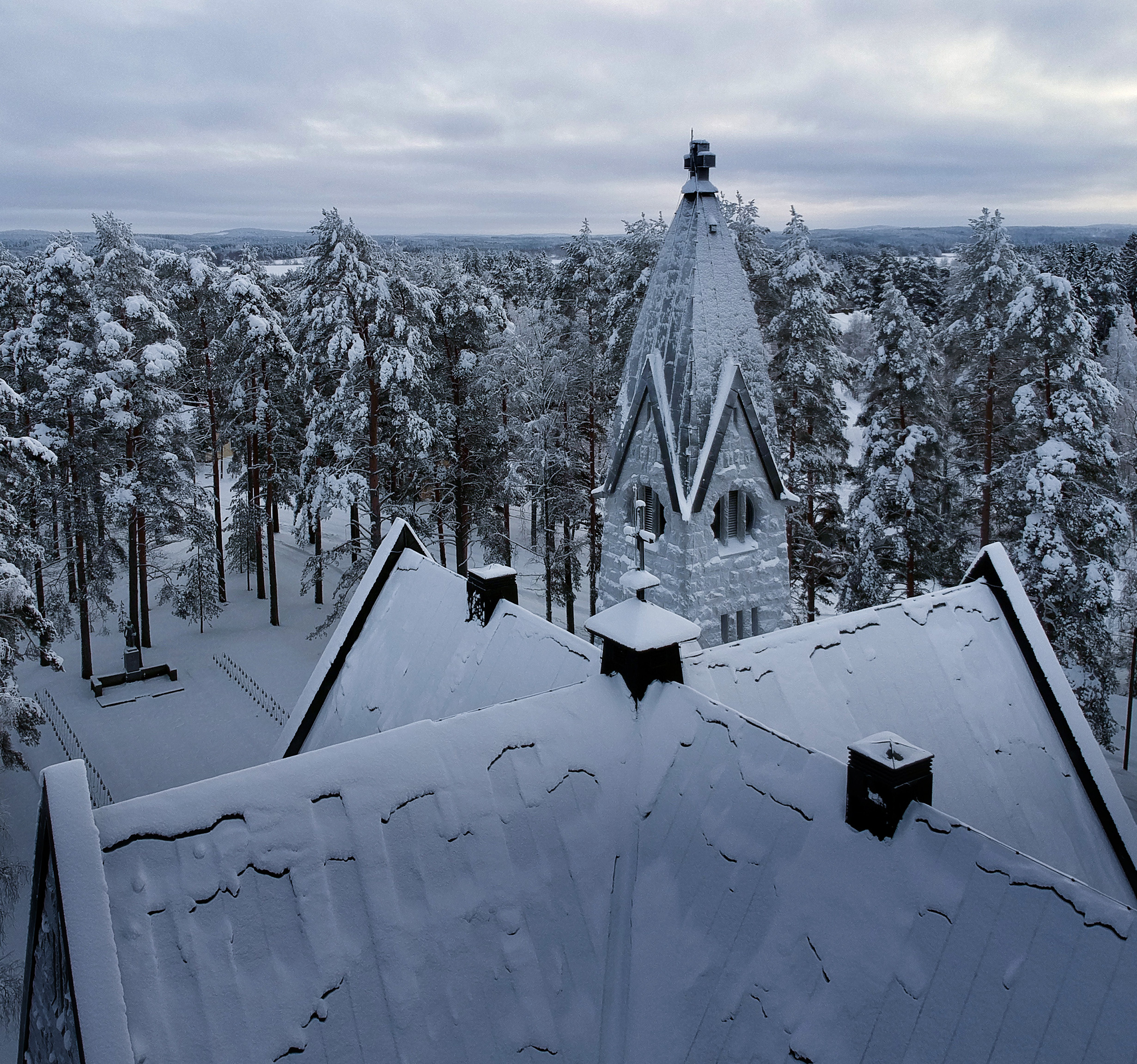 Talvinen kuva Muuruveden kirkosta, kuvattu dronella ylhäältä.