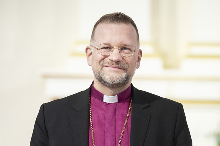 Lähikuvassa piispa Jari Jolkkonen