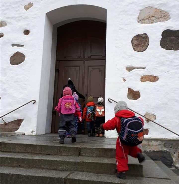 Lapsia kirkon ovella.