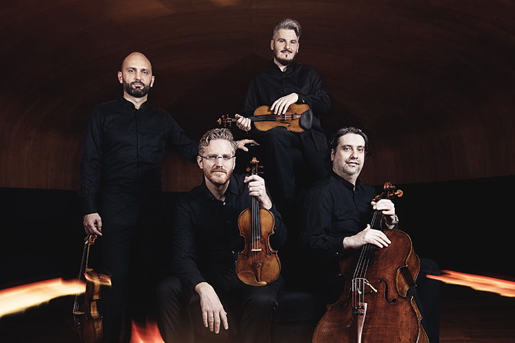 Neljä mustiin pukeutunutta jousisoittajaa, Quartetto di Cremona.