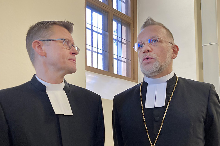 Hallintojohtaja Mika Pulkkinen ja piispa Jari Jolkkonen juttelevat Tuomiokirkon sakastissa.