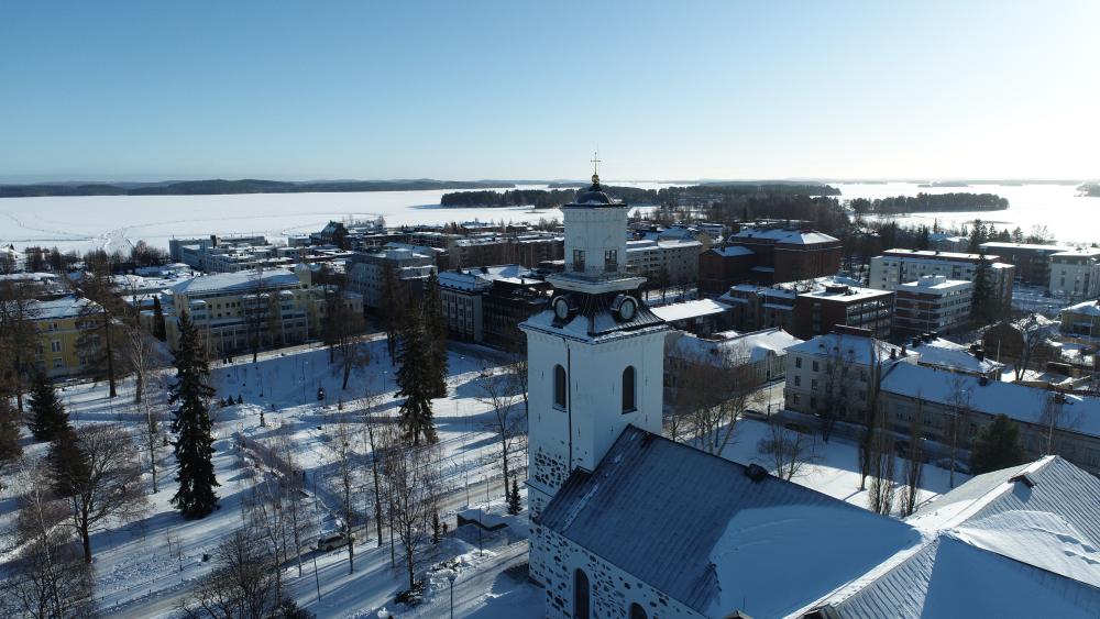 Talvinen ilmakuva Tuomiokirkosta Kallaveden suuntaan