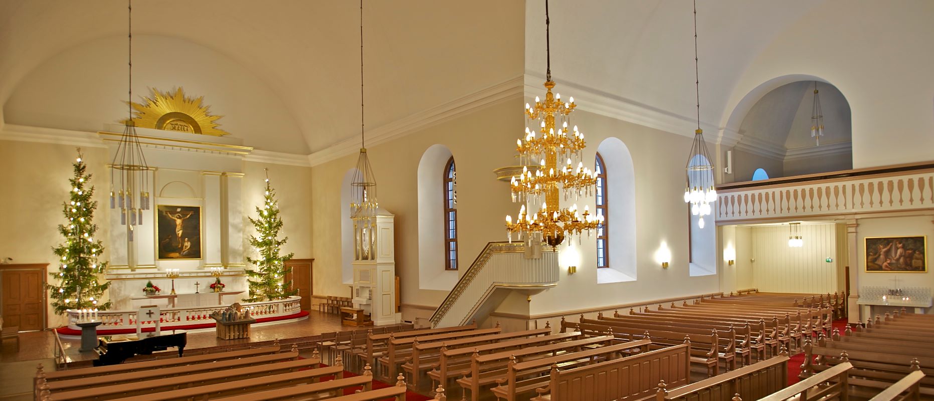 Näkymä urkuparvelta Tuomiokirkon kirkkosaliin, jossa näkyy alttarialue joulukuusineen.
