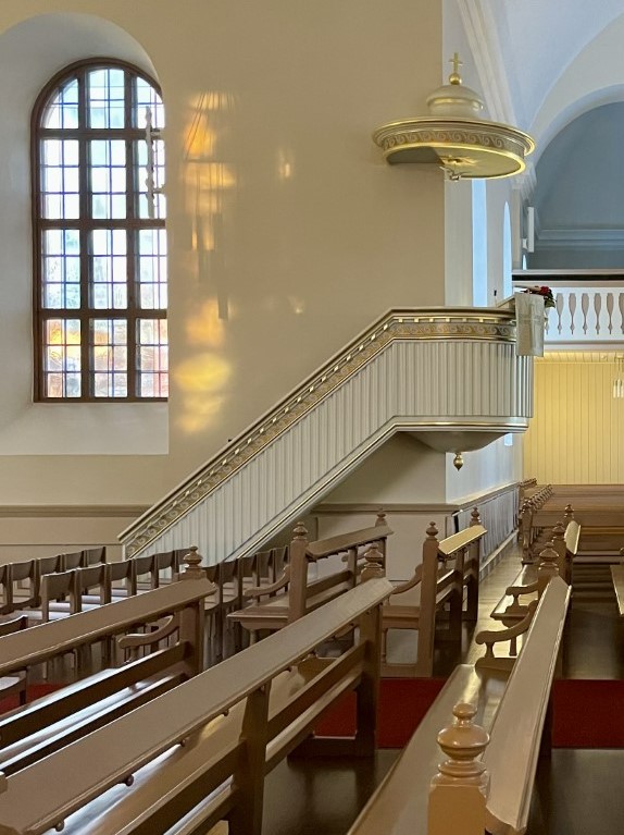 Tuomiokirkon saarnastuoli ja sinne johtavan portaikon kaide kultaornamentteineen sivusta kuvattuna.