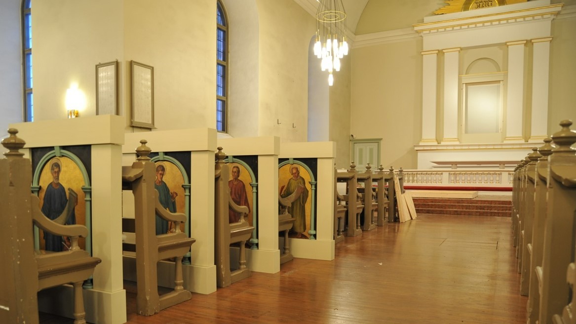 Maalaukset neljästä evankelistasta kirkon penkkien väliin siirrettynä remontin aikana.