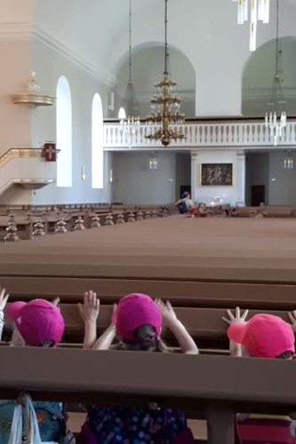 Lapset tutustumassa kirkkoon ohjaajien kanssa.