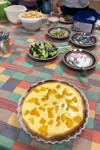 Pääsiäinen on pian ja kerhokausi päättyy. Lapset ja kerhonohjaajat järjestivät kokkikerhossa herkkupöydän.