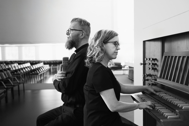 Urkupiste: Bach 340 Jaro Julkunen ja Outi Keskisipilä urkujen ääressä
