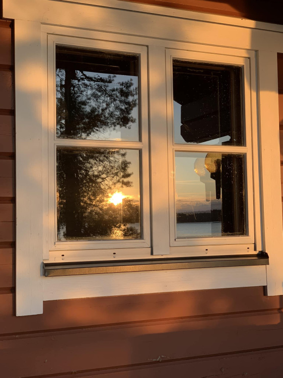 Pääsiäismessu ikkuna, josta heijastuu auringon valoa