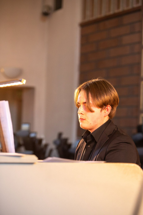 Valtteri Saarikko soittamassa pianoa.