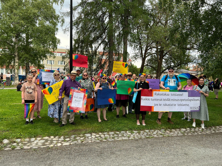 Seurakuntaväkeä Kuopio Pride-kulkueessa