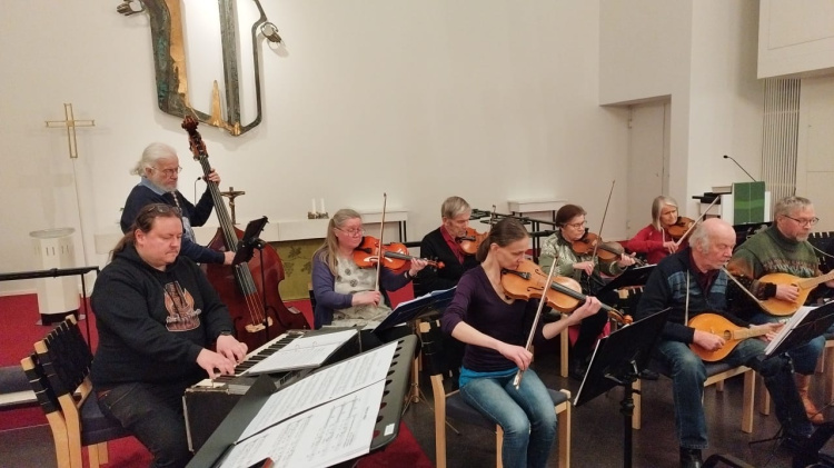 Hengellisen kansanmusiikin konsertti - Friikoolin messu ja pelimannimusiikkia Soittajia harjoittelemassa hengellisen musiikin konserttia varten.