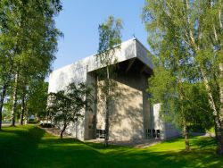 Messu Alavan suuri kivinen kirkko ulkoapäin kuvattuna.