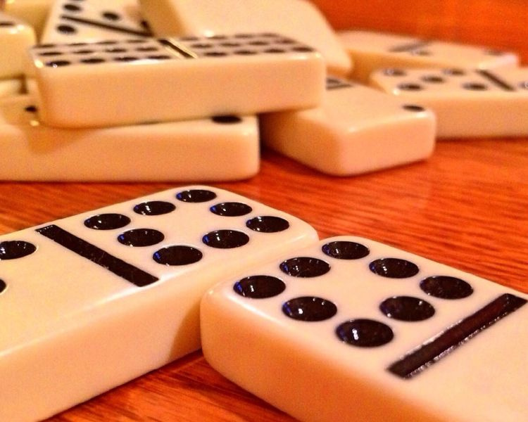 Nuortenilta Domino-pelin nappuloita.