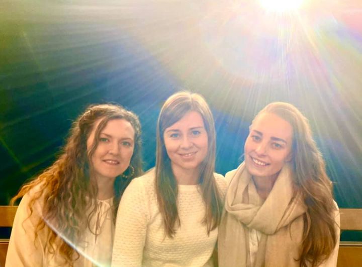 Konsertti: HILLSONG suoratoistona Alavan kirkosta Kolme naisartistia yhteiskuvassa.