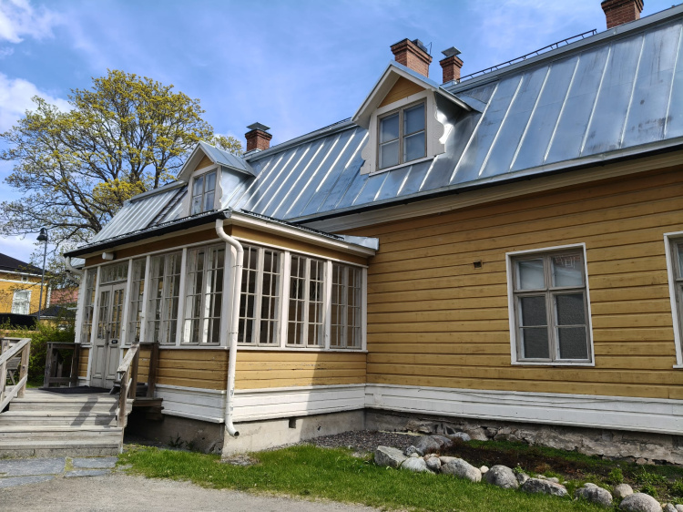 Kuva Vanhan Pappilan sisäpihalta