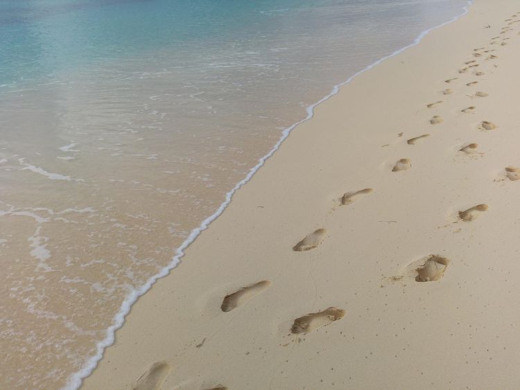 jalanjälkiä hiekassa