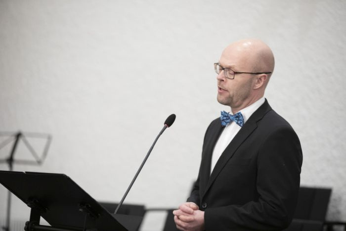 Janne Saarelainen laulaa