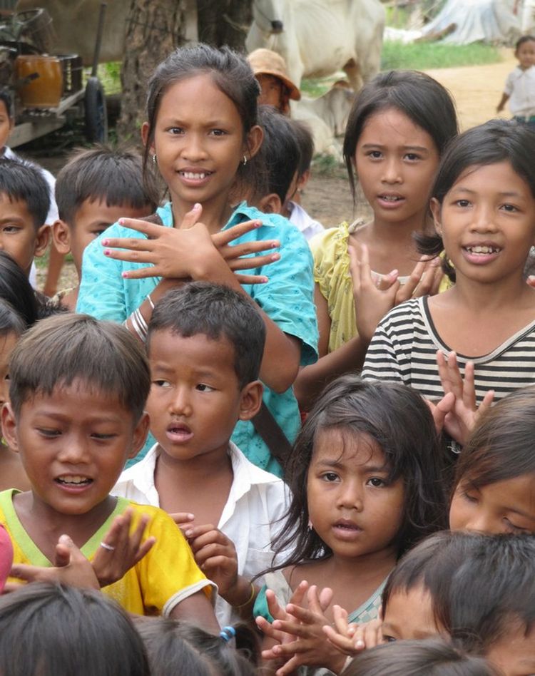 Lasten lauluhetki Kampong Chhangin tulvakylässä.