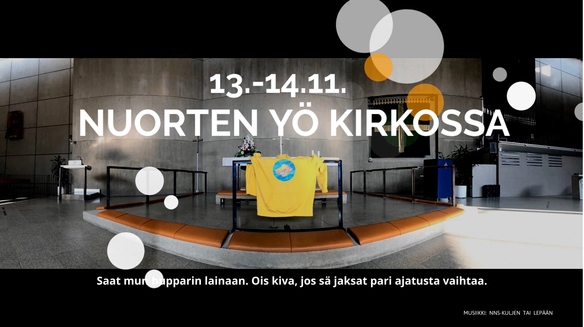 Nuorten yö kirkossa Alttarille laitettu keltainen NNS-yhtiön huppari. Alhaalla teksti: