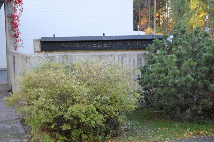 Kirkon kyltti j apensaita edessä.