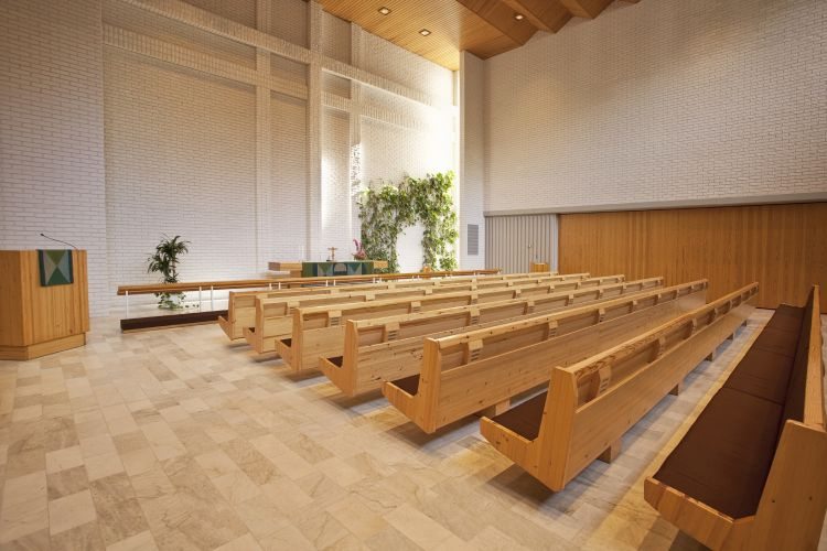 Kirkon penkkirivistö alttarille päin. 