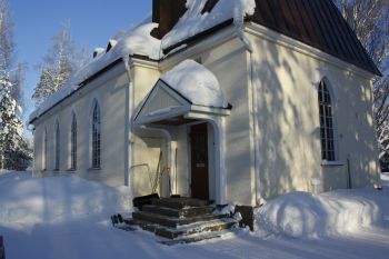 Ulkokuva Karttulan kirkosta, lunta maassa.