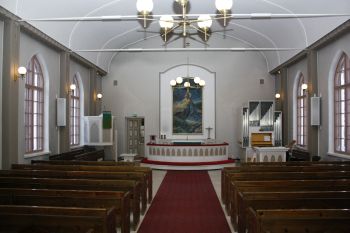Karttulan kirkon penkkirivistö alttarille päin, käytävällä punainen matto