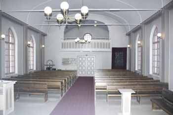 Karttulan kirkko sisältä alttarilta ovelle penkkirivistöt