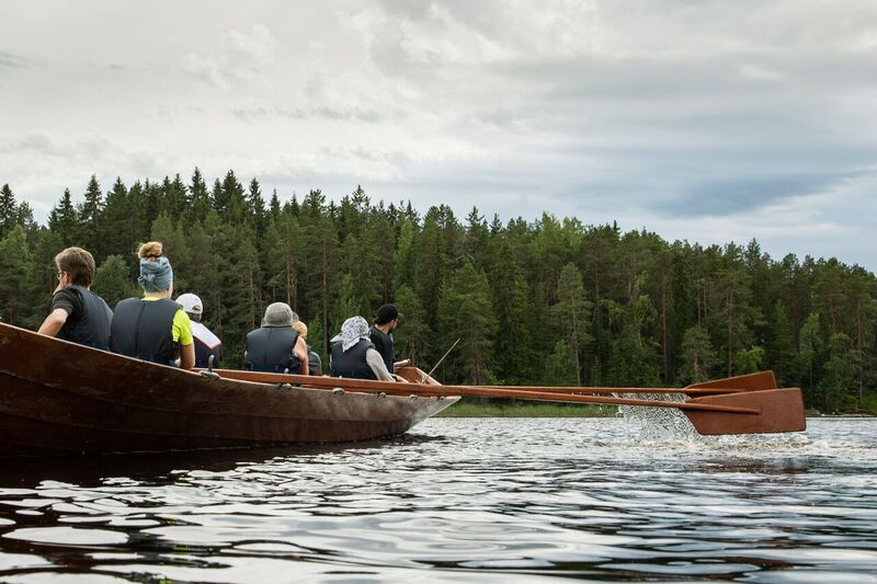 Kirkkovenesoutu Karhonsaareen Kirkkoveneellä soutajia