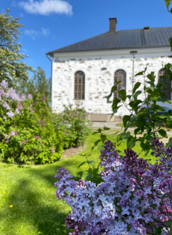 Pyhän Kolminaisuuden päivän messu Kirkon pihaa.