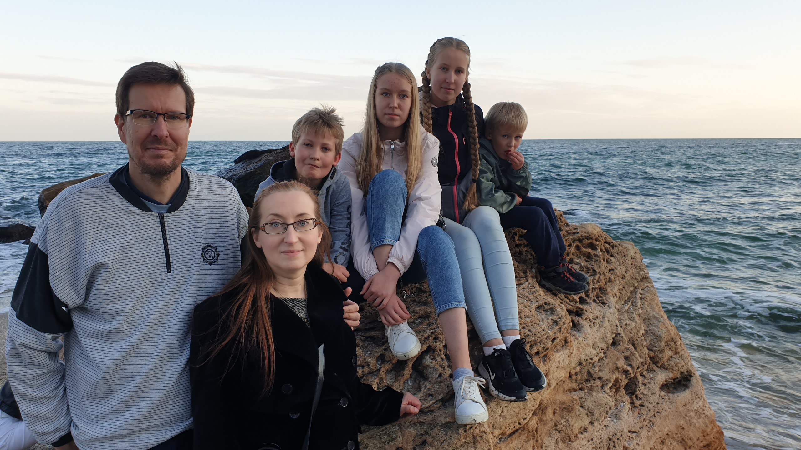 Liedenpohjan perhe on istumassa Mustameren rannalla.