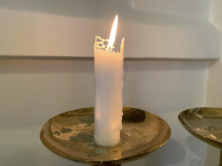 Sanan ja rukouksen ilta Kynttilä alttaripöydällä